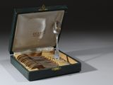une boîte contenant un service de cuillères en argent