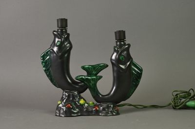 deux vases verts posés l'un à côté de l'autre sur une table