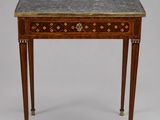 une petite table avec un plateau en marbre et un tiroir en dessous