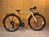 un vélo garé devant un mur en bois