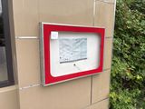 un panneau rouge et blanc sur le côté d'un bâtiment