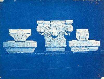 un livre bleu avec une illustration représentant un vase et d'autres objets décoratifs