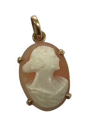 Un pendentif camée représente le profil d'une femme.
