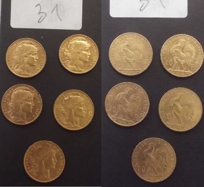 certaines des pièces d'or sont exposées sur un fond noir