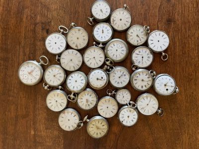 beaucoup d'horloges posées sur la table
