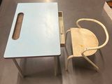 deux chaises et une table dans une pièce