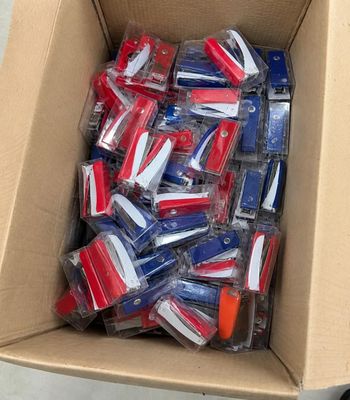 une boîte en carton remplie de briquets rouges, blancs et bleus