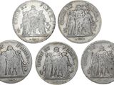 quatre pièces d'argent sur lesquelles figurent l'effigie d'un homme et d'une femme