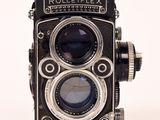 a black and white photo of a rolleiflex camera