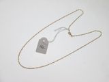 gros plan d'un collier auquel est attachée une étiquette