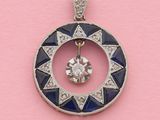 un pendentif en diamant et saphir sur fond rose