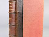 un vieux livre posé sur une table blanche