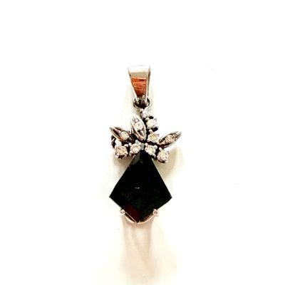 une image représentant un pendentif en forme de diamant noir et blanc sur fond blanc