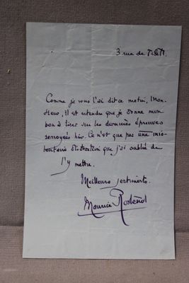 un bout de papier sur lequel est écrit un message à la main