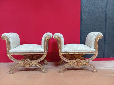 paire de chaises anciennes de style français avec des assises rembourrées