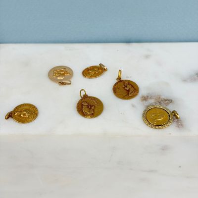 quelques pièces d'or sont posées sur une dalle de marbre, sur un fond bleu