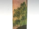 un vase avec un tableau posé sur une table