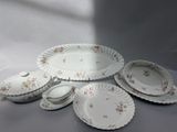 cinq assiettes et un bol sur la table
