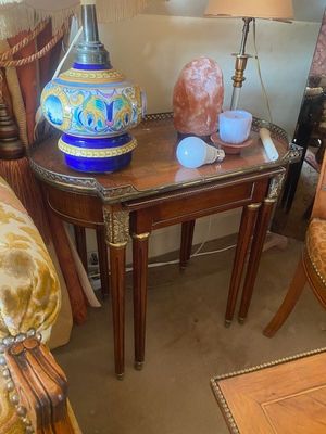 une table sur laquelle sont posés une lampe et un vase