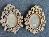 paire de cadres anciens en bois sculpté, ornés de feuilles et de fleurs