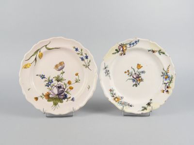 deux assiettes ornées de motifs floraux, disposées côte à côte