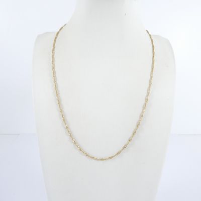 un collier à chaîne en or sur un mannequin mannequin mannequin mannequin mannequin mannequin mannequin mannequin mannequin mannequin