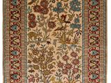 un tapis avec un motif floral sur fond blanc