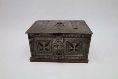 Petit coffre type coffre de mariage, âme en bois et extérieu…
