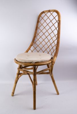 une image représentant une chaise sur laquelle est posé un coussin