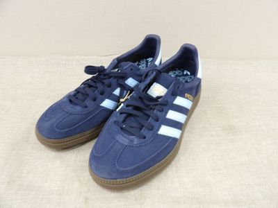 Baskets adidas Gazelle bleues avec des bandes blanches et des semelles en caoutchouc