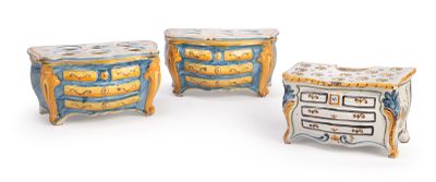 PAIRE DE COMMODES PIQUE-FLEURS en faïence polychrome à décor bleu et o - Photo 1