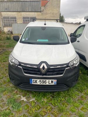 La camionnette blanche est garée à côté de la camionnette blanche dans la cour.