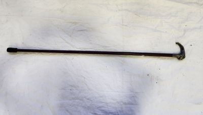 un long bâton muni d'un manche, accroché à un mur blanc