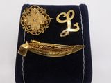 un étui en velours noir orné d'une broche en or et d'une épingle à broche