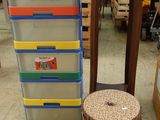 une pile de cartons et un tabouret dans une pièce