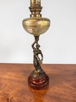 Lampe à pétrole à sujet en régule d'une femme à l'éventail s… (photo 2)