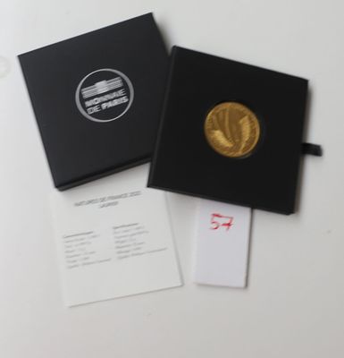 une image représentant une boîte noire contenant une pièce d'or