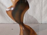 une sculpture en bois posée sur une table