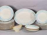 beaucoup d'assiettes et de bols sur la table