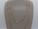 un collier à chaîne en or sur un mannequin, sur fond blanc