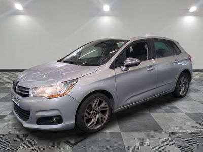 la voiture argentée est garée dans le garage sur un sol en damier
