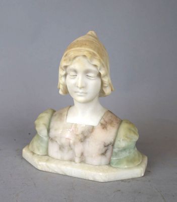 buste en marbre représentant une femme portant un chapeau sur la tête