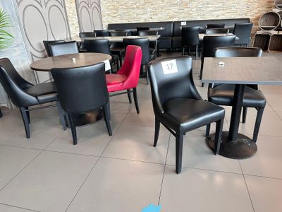 de nombreuses chaises et tables dans un restaurant au sol carrelé