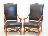 deux fauteuils en cuir noir placés l'un à côté de l'autre
