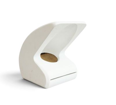 un distributeur de papier toilette blanc percé d'un trou
