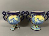 une paire de vases bleus et jaunes ornés de motifs figuratifs