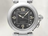une image montrant un gros plan d'une montre-bracelet au cadran noir
