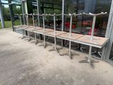 beaucoup de tables et de chaises devant un bâtiment