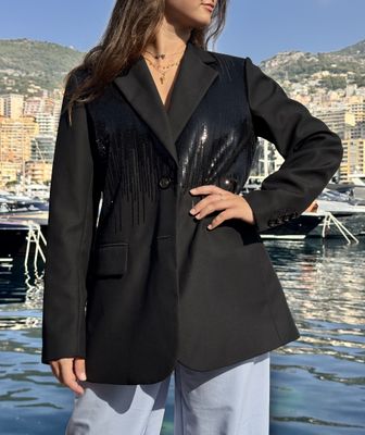 une femme qui se tient debout devant un plan d'eau