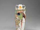 une image représentant un vase orné d'un oiseau et de fleurs